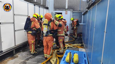 Incendio en la fábrica de Dulcesol en Gandía: los bomberos .